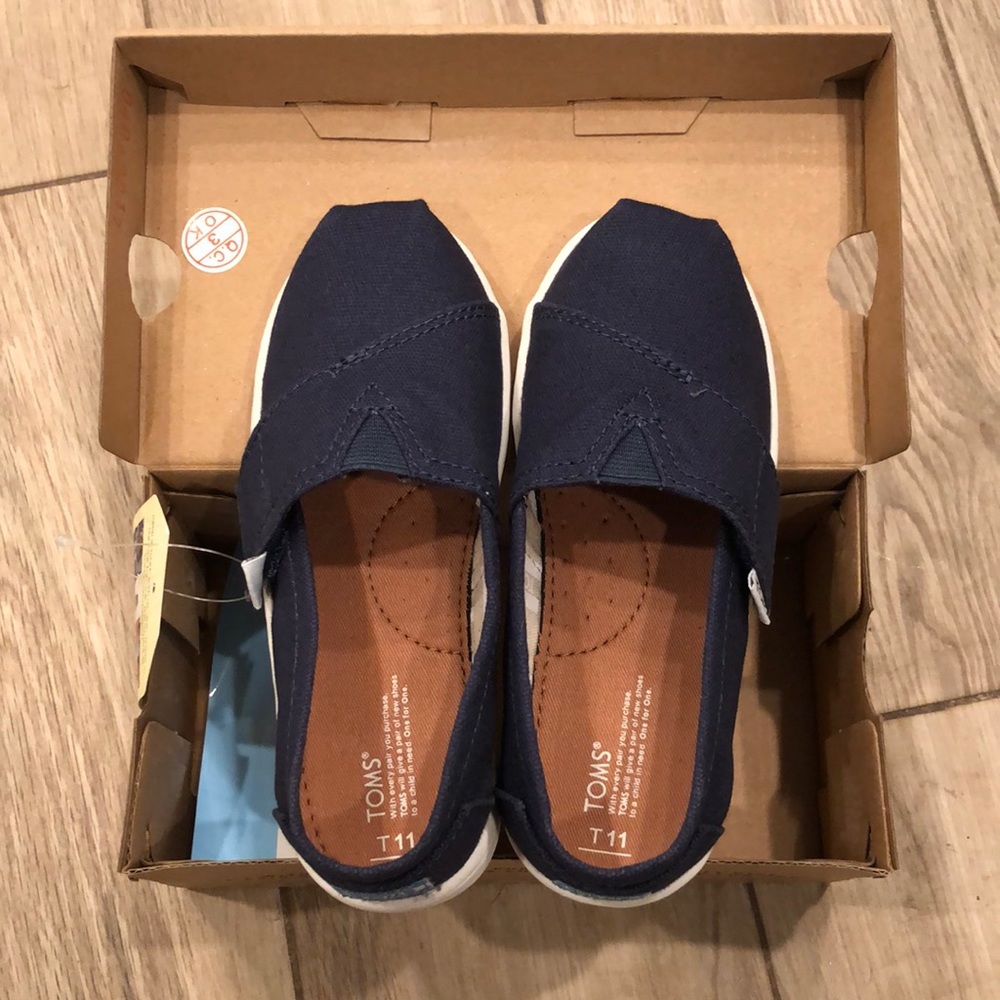 Brand new kids Toms classic navy canvas
